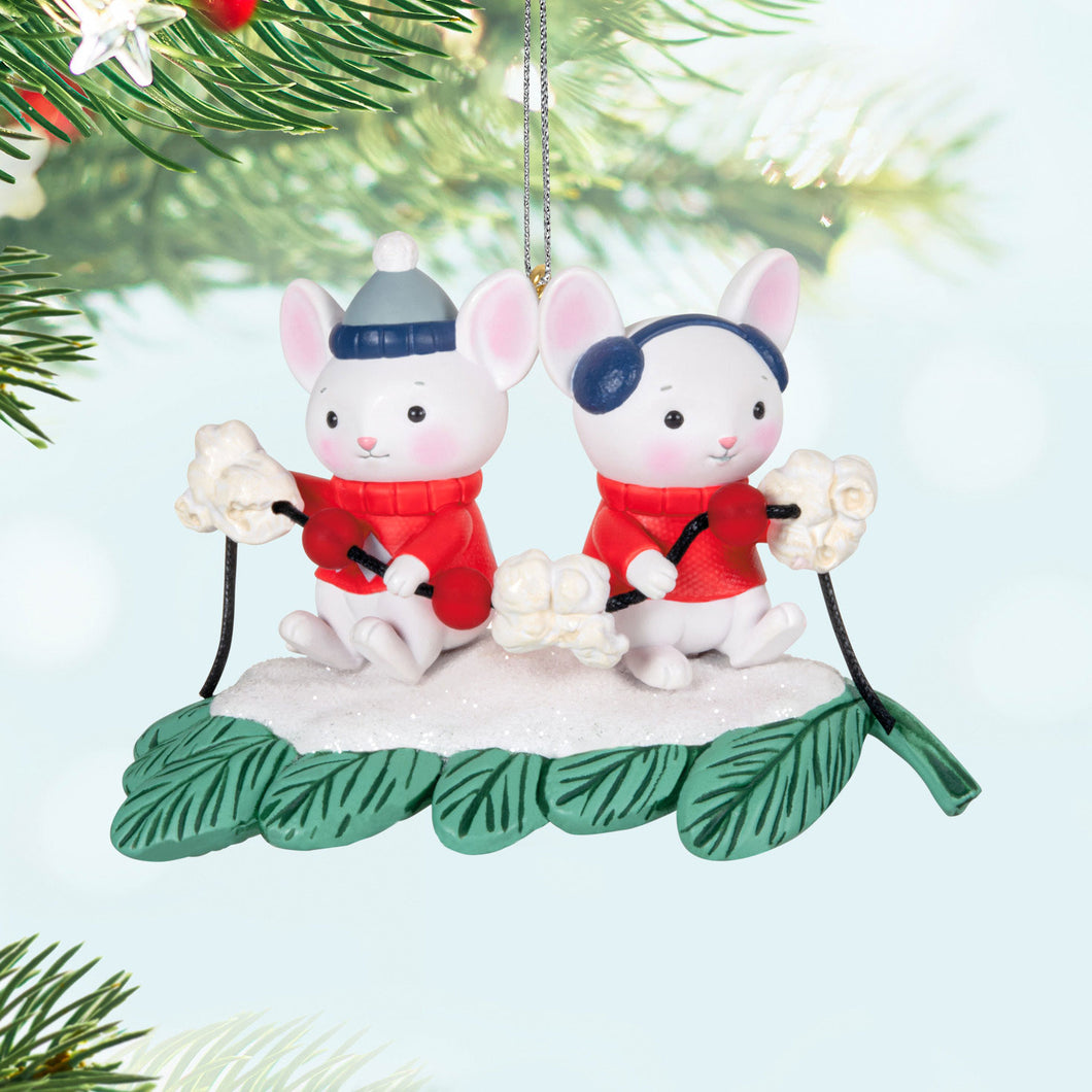 Merry Mice With Popcorn Garland